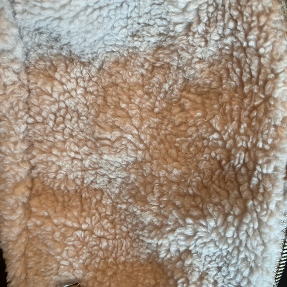 Lulu fleece belt bag . I used it for the weekend it’s in excellent condition - Picture 5 of 12